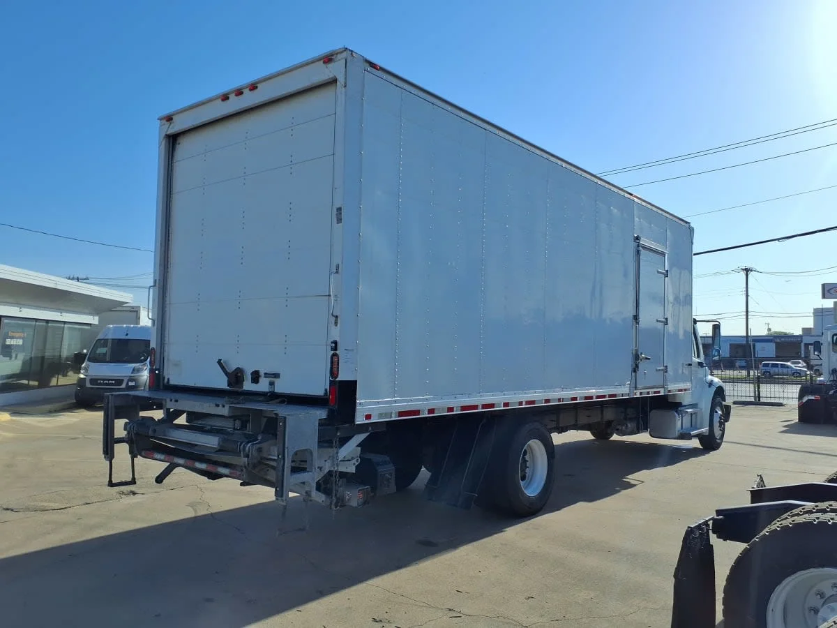 2018 Freightliner M2 106 in Dallas, TX — photo 4