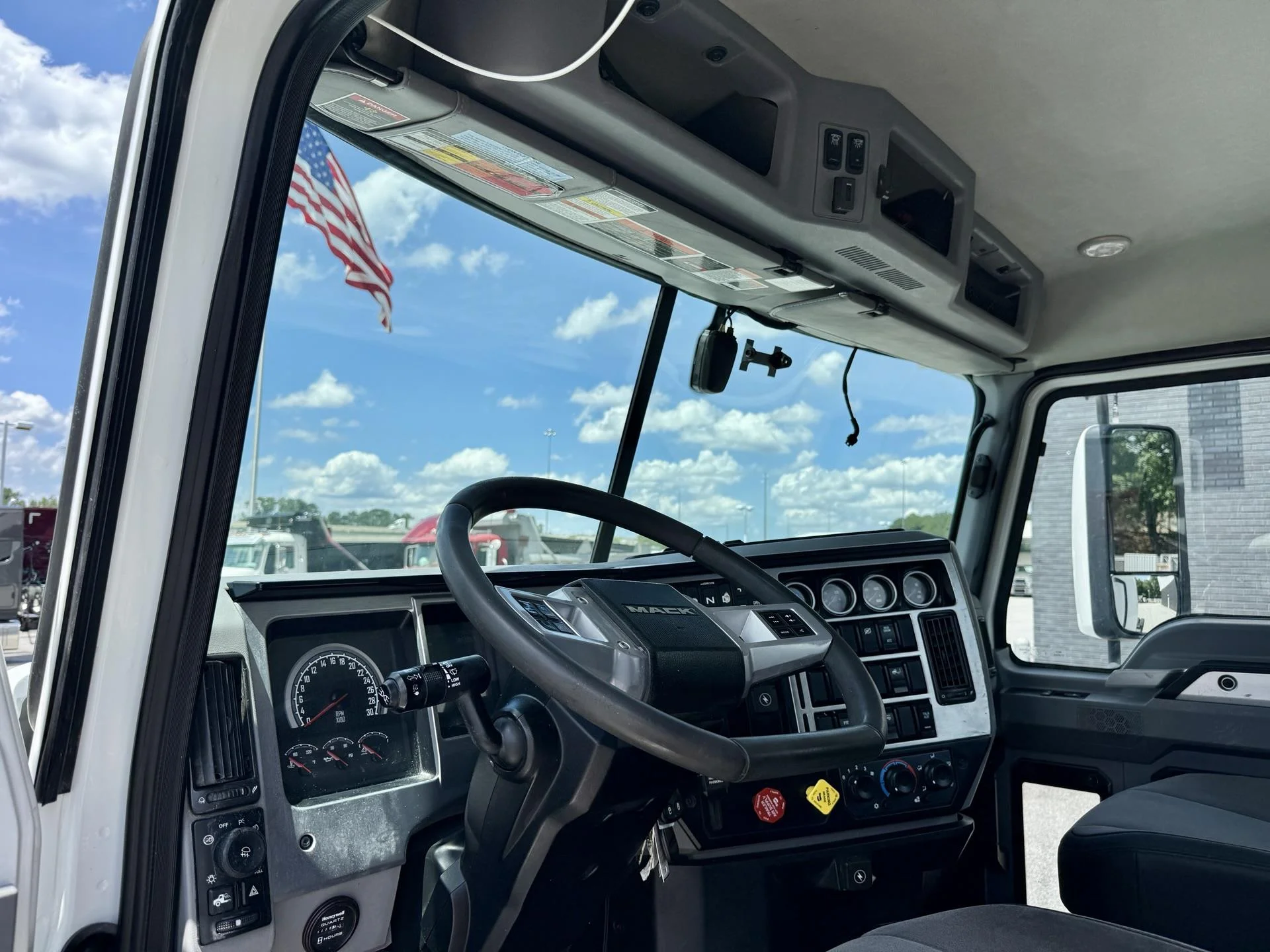 2022 Mack Anthem in Duluth, GA — photo 11