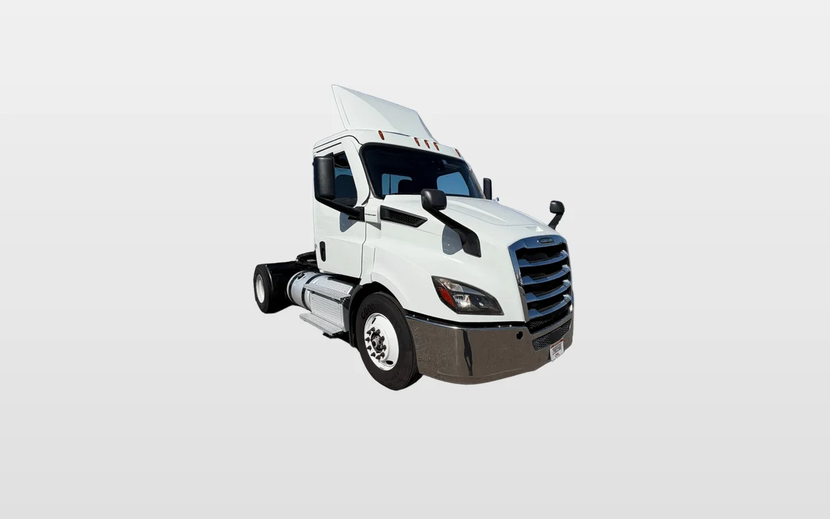 2020 Freightliner Cascadia - image 1