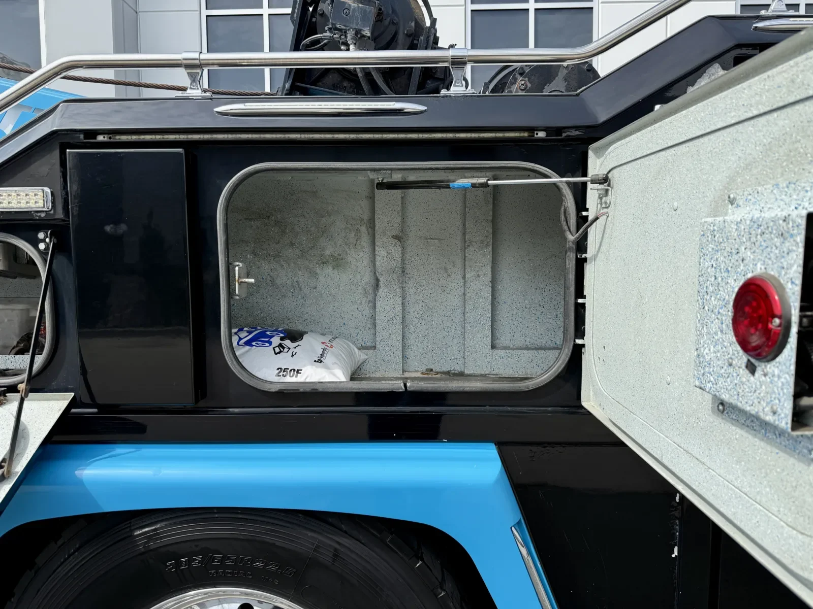 2018 Peterbilt 389 - image 23