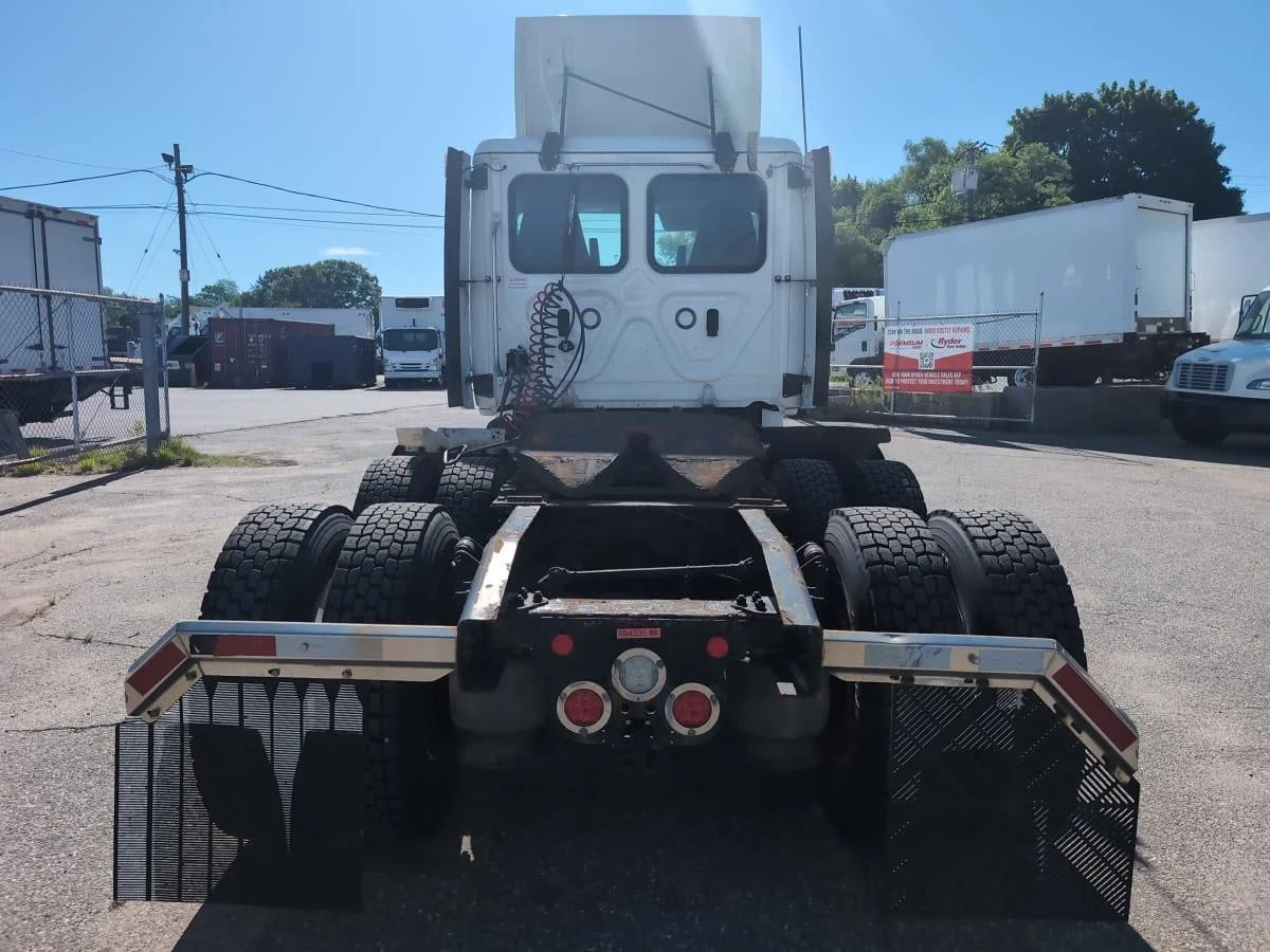 2020 Freightliner Cascadia in Salisbury, MA — photo 5