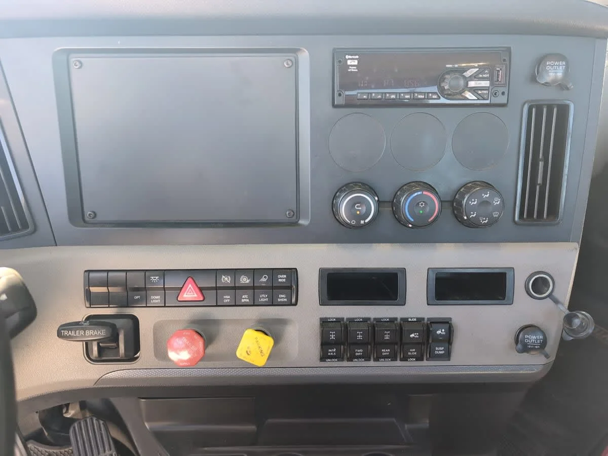 2020 Freightliner Cascadia in Salisbury, MA — photo 11