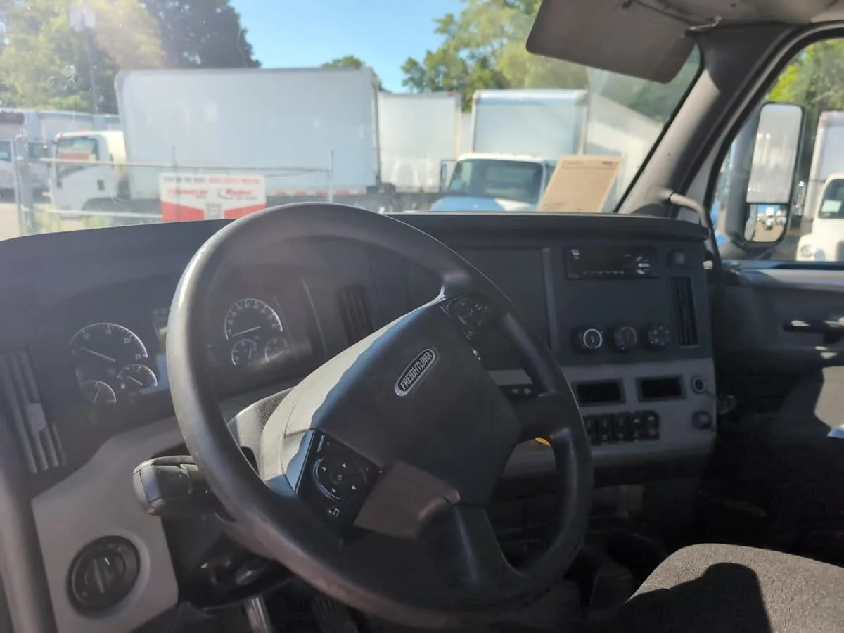 2020 Freightliner Cascadia in Salisbury, MA — photo 7