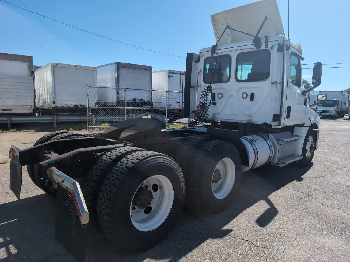 2020 Freightliner Cascadia in Salisbury, MA — photo 4