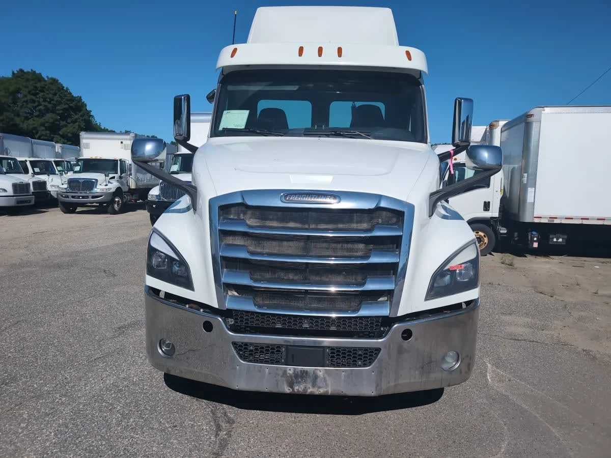 2020 Freightliner Cascadia in Salisbury, MA — photo 2