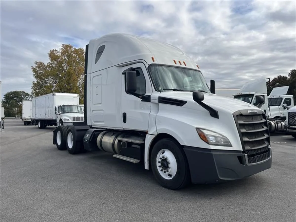 2018 Freightliner Cascadia - image 3