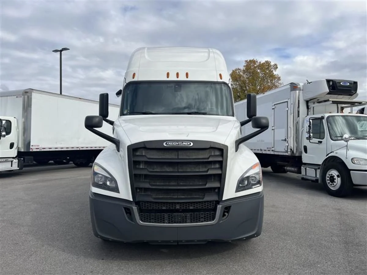 2018 Freightliner Cascadia - image 2