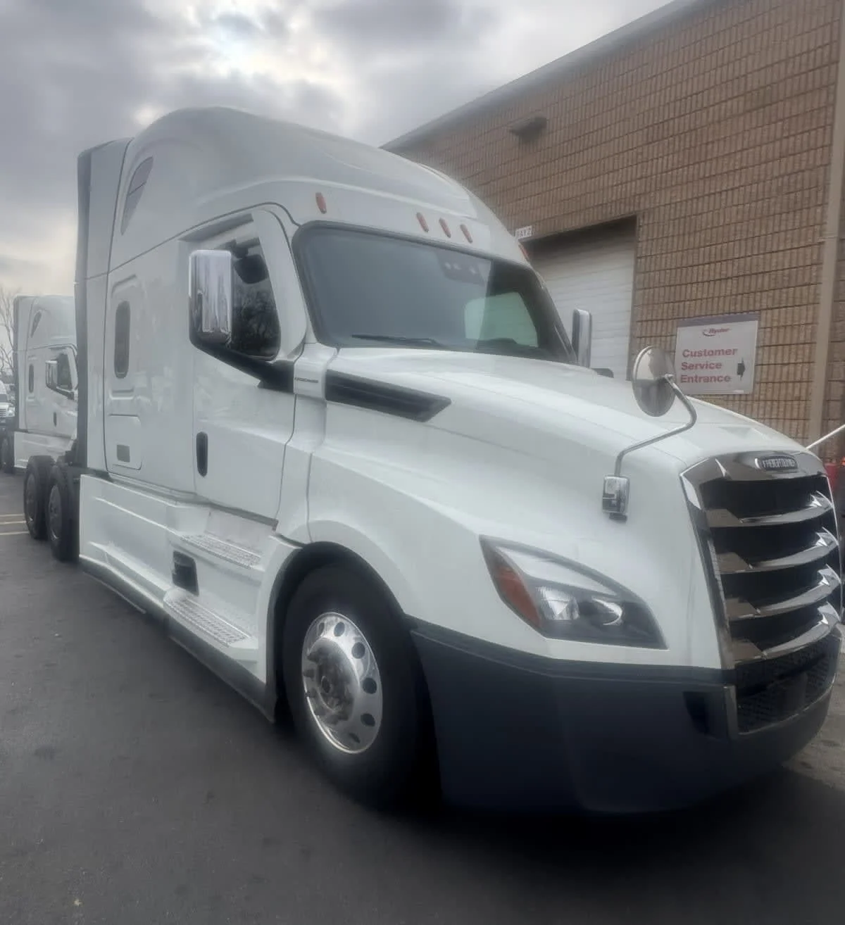 2022 Freightliner Cascadia - image 3