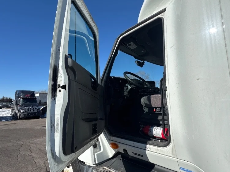 2023 International LT - image 9