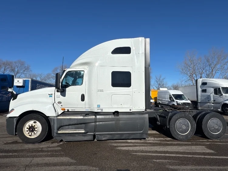 2023 International LT - image 4