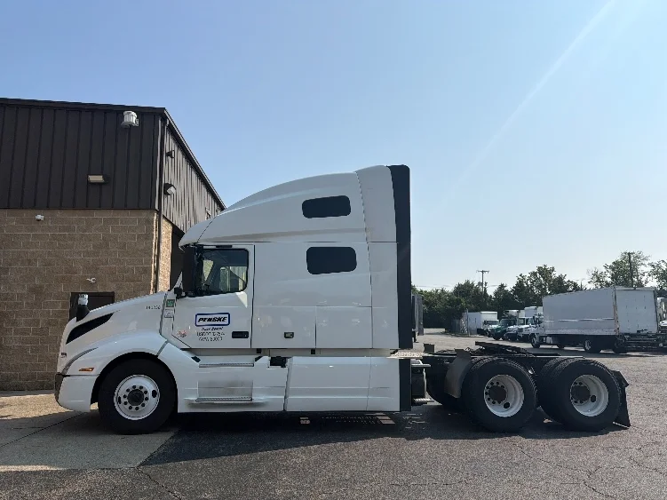 2021 Volvo VNL 760 in Parsippany, NJ — photo 4