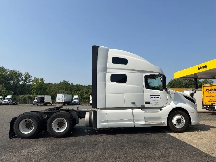 2021 Volvo VNL 760 in Parsippany, NJ — photo 8