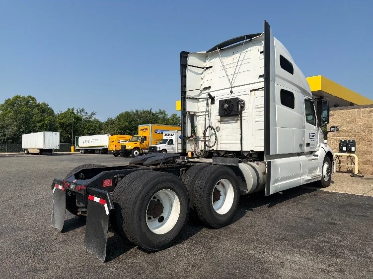 2021 Volvo VNL 760 in Parsippany, NJ — photo 7