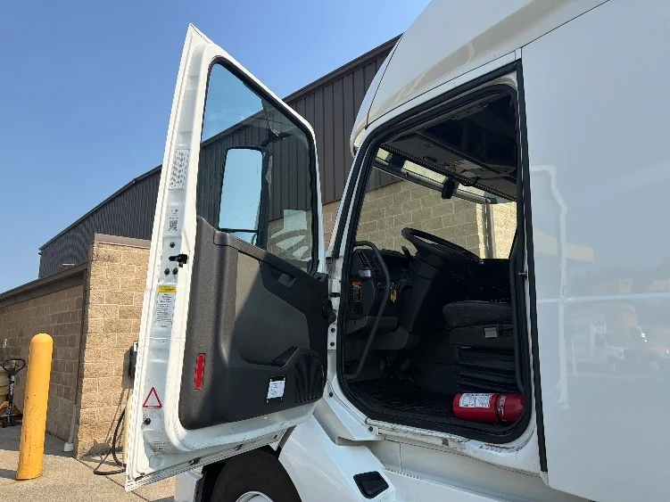 2021 Volvo VNL 760 in Parsippany, NJ — photo 9