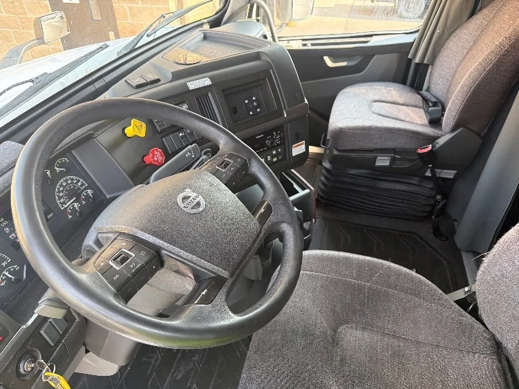 2021 Volvo VNL 760 in Parsippany, NJ — photo 10