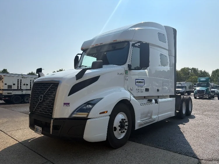 2021 Volvo VNL 760 in Parsippany, NJ — photo 3