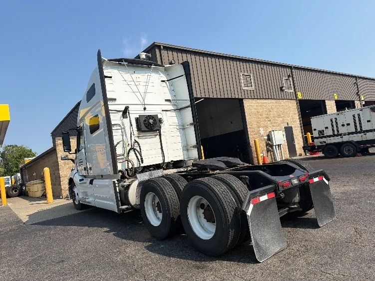 2021 Volvo VNL 760 in Parsippany, NJ — photo 5