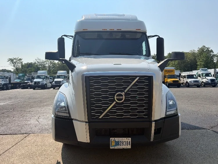 2021 Volvo VNL 760 in Parsippany, NJ — photo 2