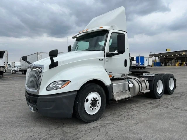 2019 International LT - image 3