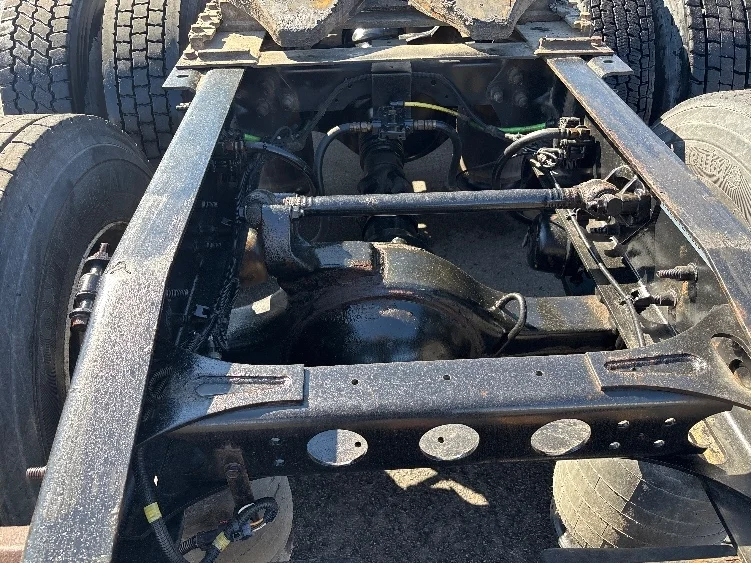 2019 International LT - image 6