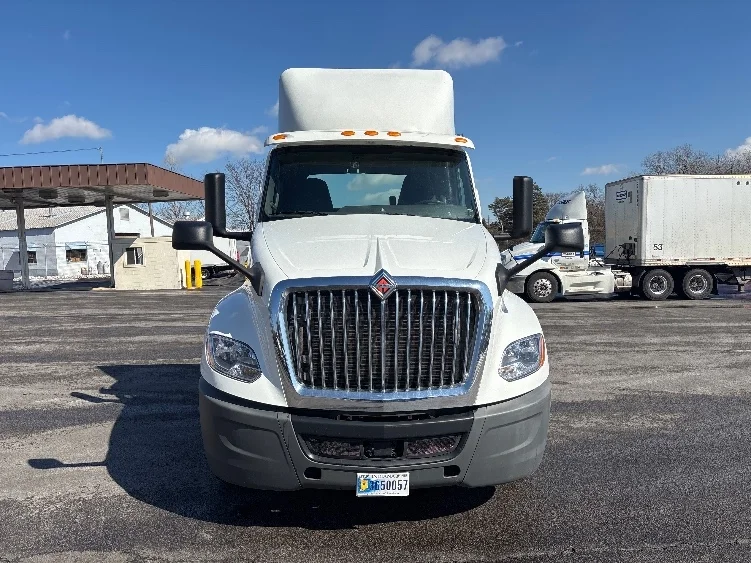 2019 International LT - image 2