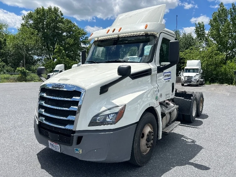 2018 Freightliner Cascadia in Harrisburg, PA — photo 3