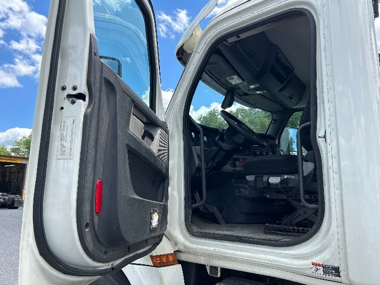 2018 Freightliner Cascadia in Harrisburg, PA — photo 9