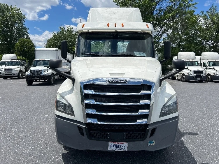 2018 Freightliner Cascadia in Harrisburg, PA — photo 2