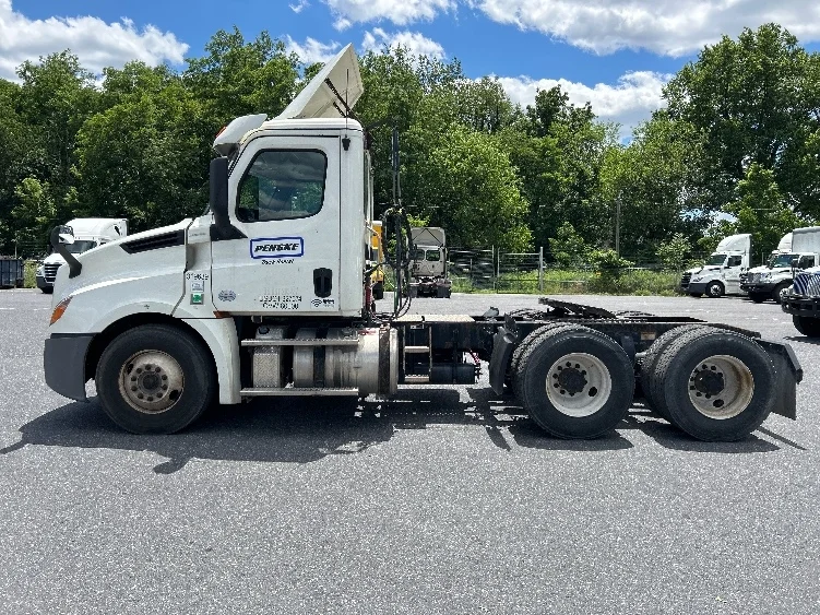 2018 Freightliner Cascadia in Harrisburg, PA — photo 4