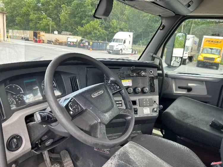 2018 Freightliner Cascadia in Harrisburg, PA — photo 10
