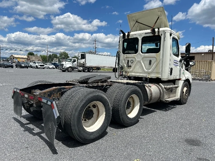 2018 Freightliner Cascadia in Harrisburg, PA — photo 7