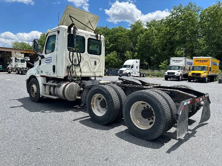 2018 Freightliner Cascadia in Harrisburg, PA — photo 5