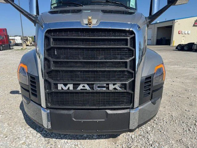 2027 Mack Pinnacle in London, OH — photo 5