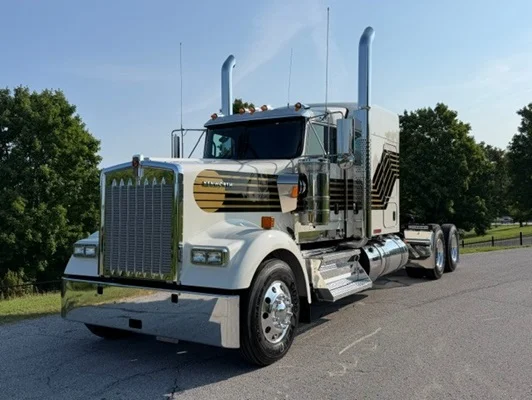 2027 Kenworth W900 in Springfield, MO — photo 2