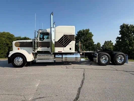 2027 Kenworth W900 in Springfield, MO — photo 9