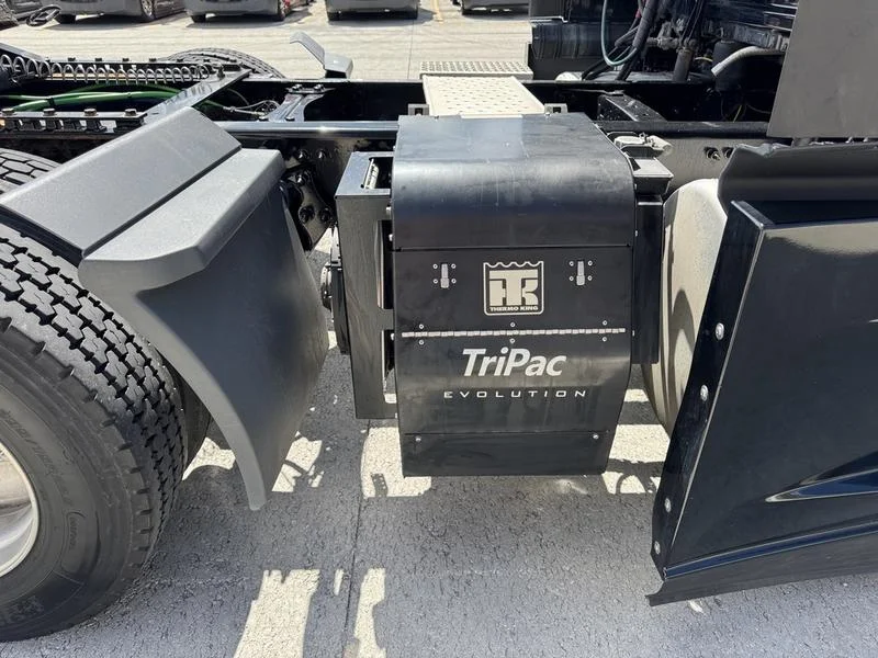 2023 Freightliner Cascadia - image 9