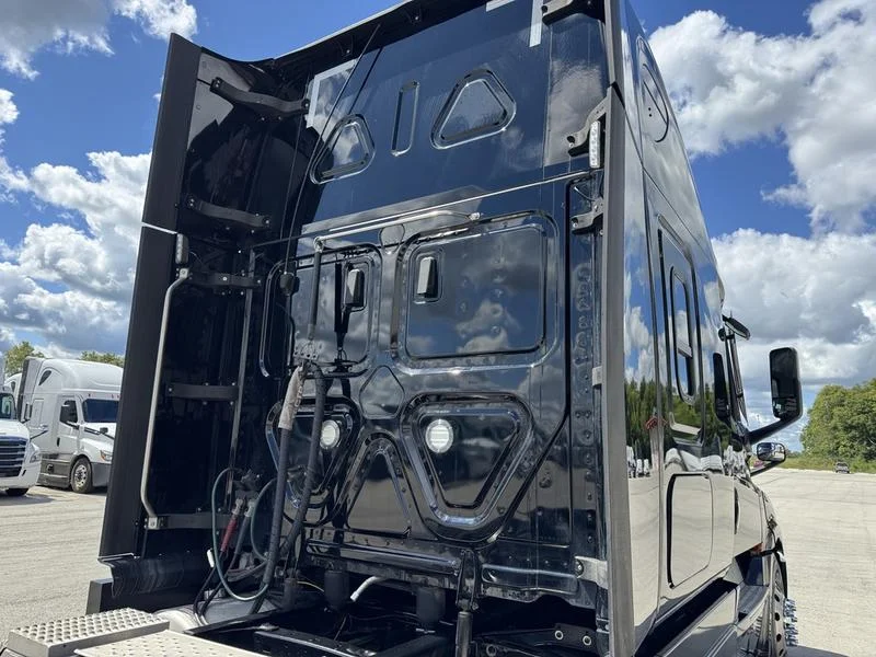 2023 Freightliner Cascadia - image 10