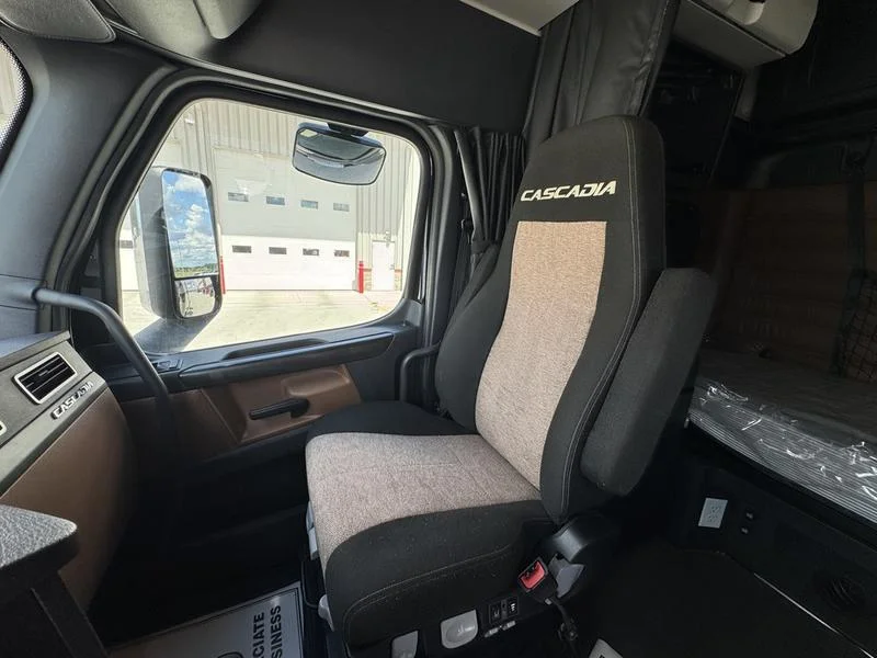 2023 Freightliner Cascadia - image 30