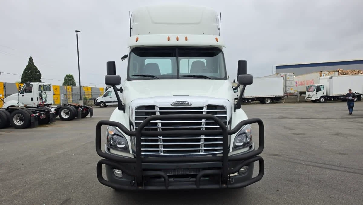 2019 Freightliner Cascadia in Tacoma, WA — photo 2