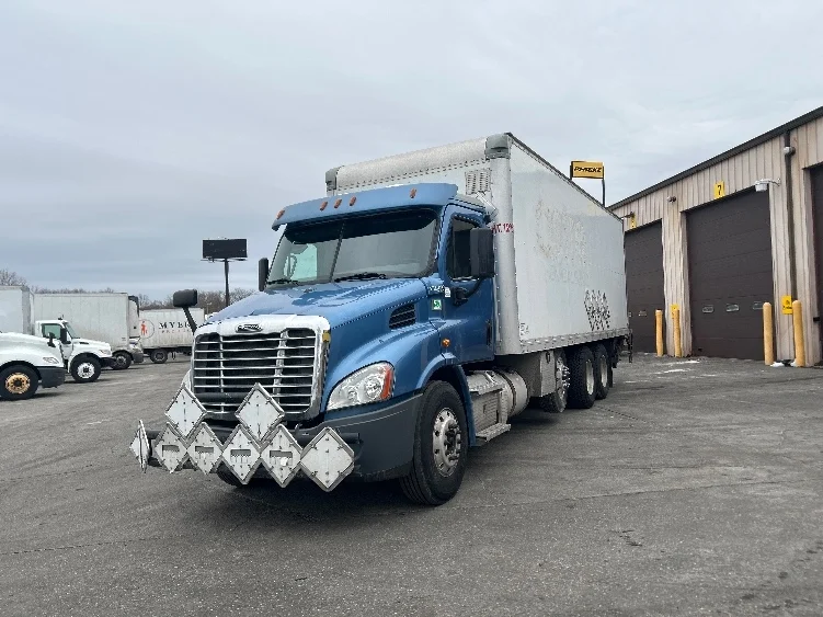 2018 Freightliner Cascadia in Chicopee, MA — photo 3
