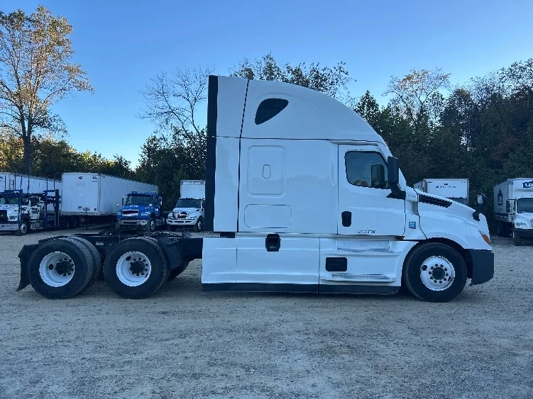 2021 Freightliner Cascadia in Asheville, NC — photo 8