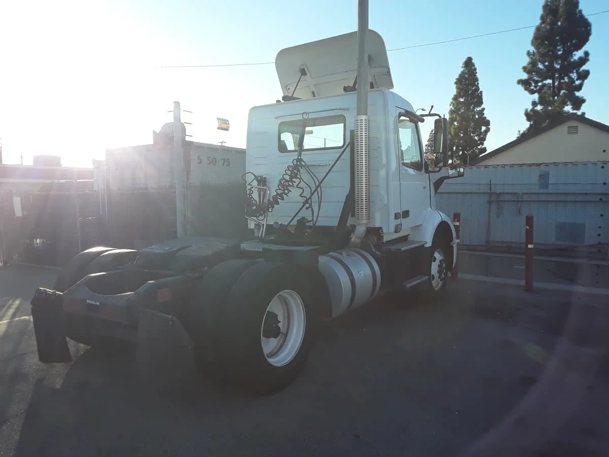 2020 Volvo VNR 660 in Montebello, CA — photo 4