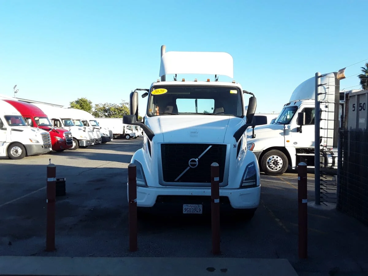 2020 Volvo VNR 660 in Montebello, CA — photo 2