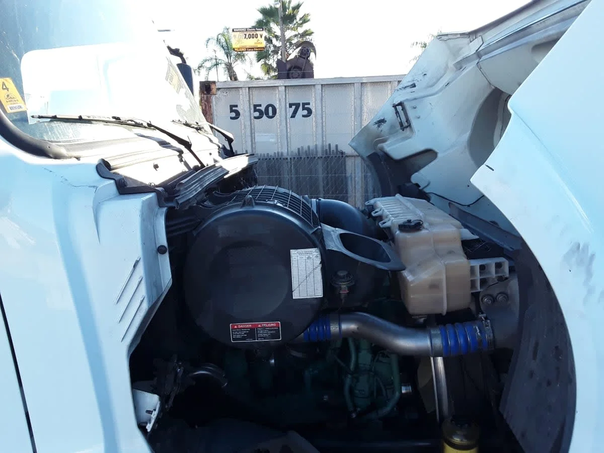 2020 Volvo VNR 660 in Montebello, CA — photo 8