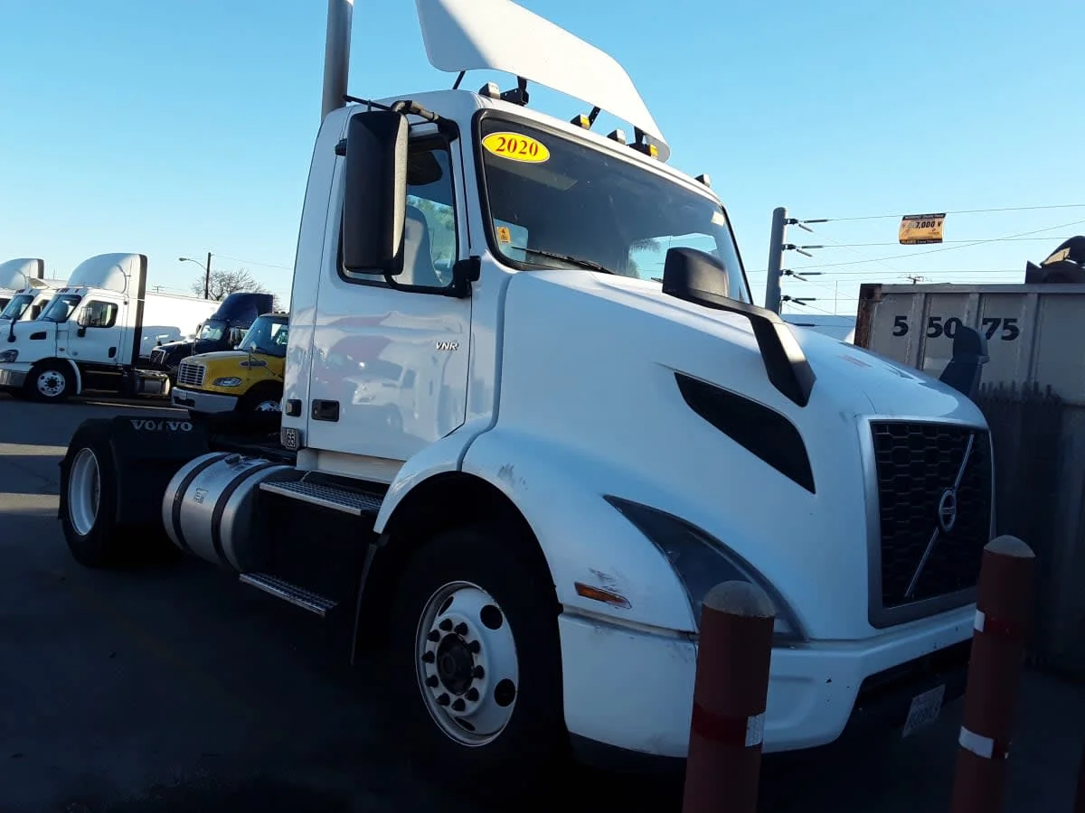 2020 Volvo VNR 660 in Montebello, CA — photo 3