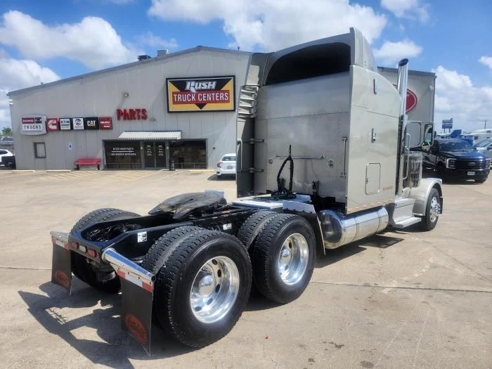 2019 Peterbilt 389 - image 5