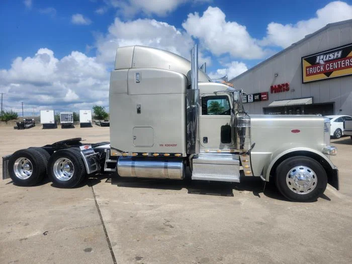 2019 Peterbilt 389 - image 4