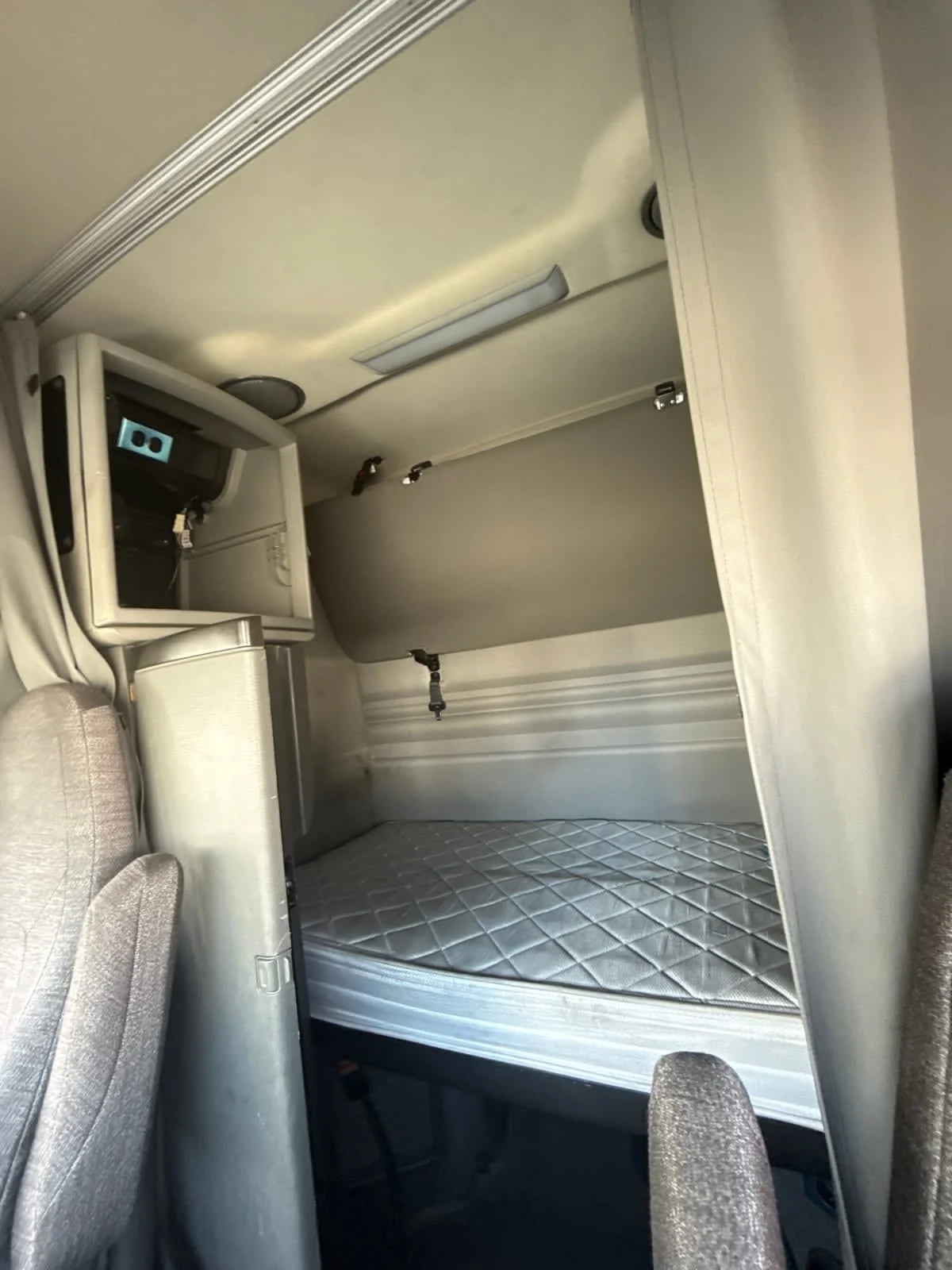 2020 Volvo VNR 640 - image 8