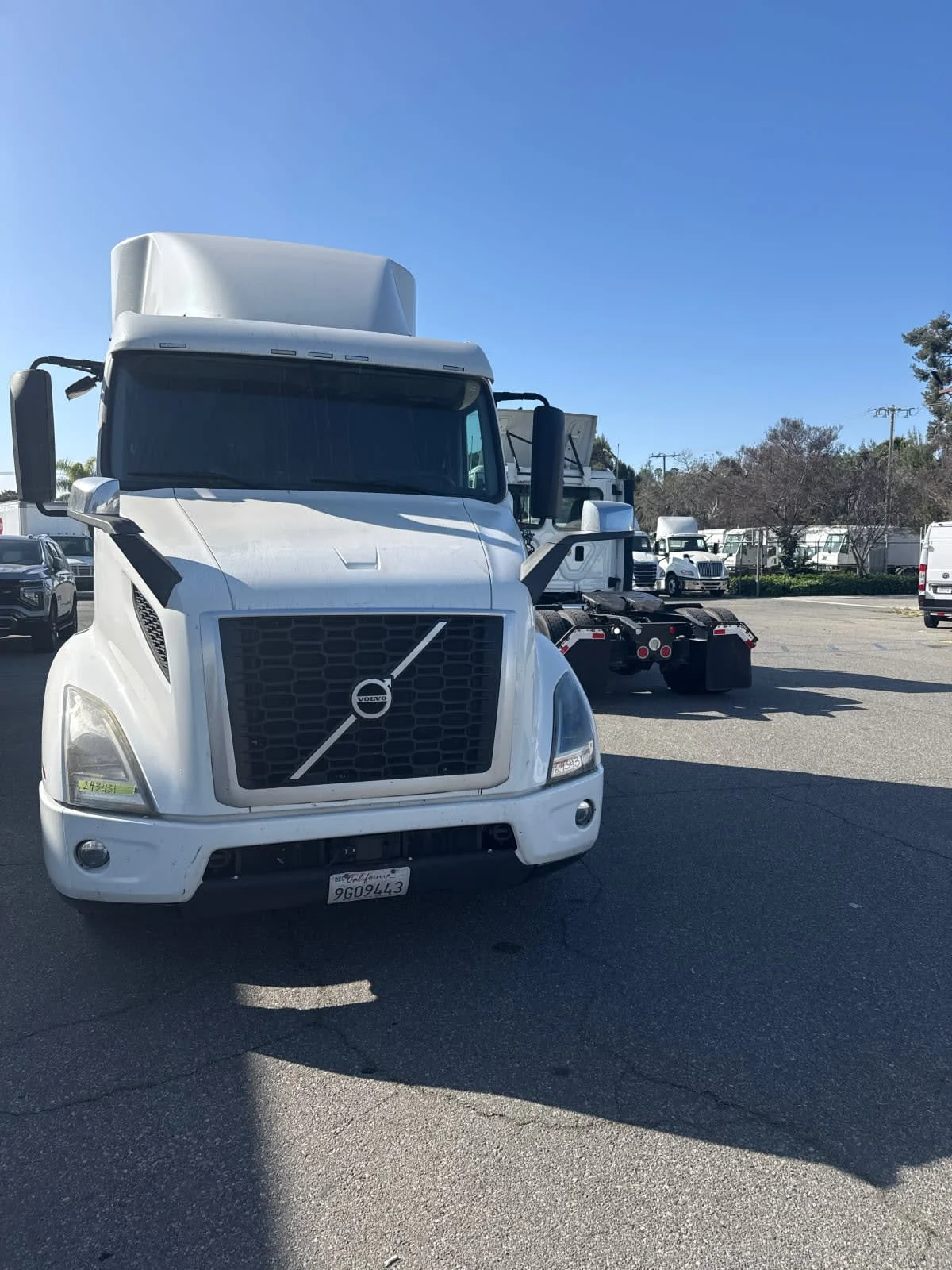 2020 Volvo VNR 640 - image 2