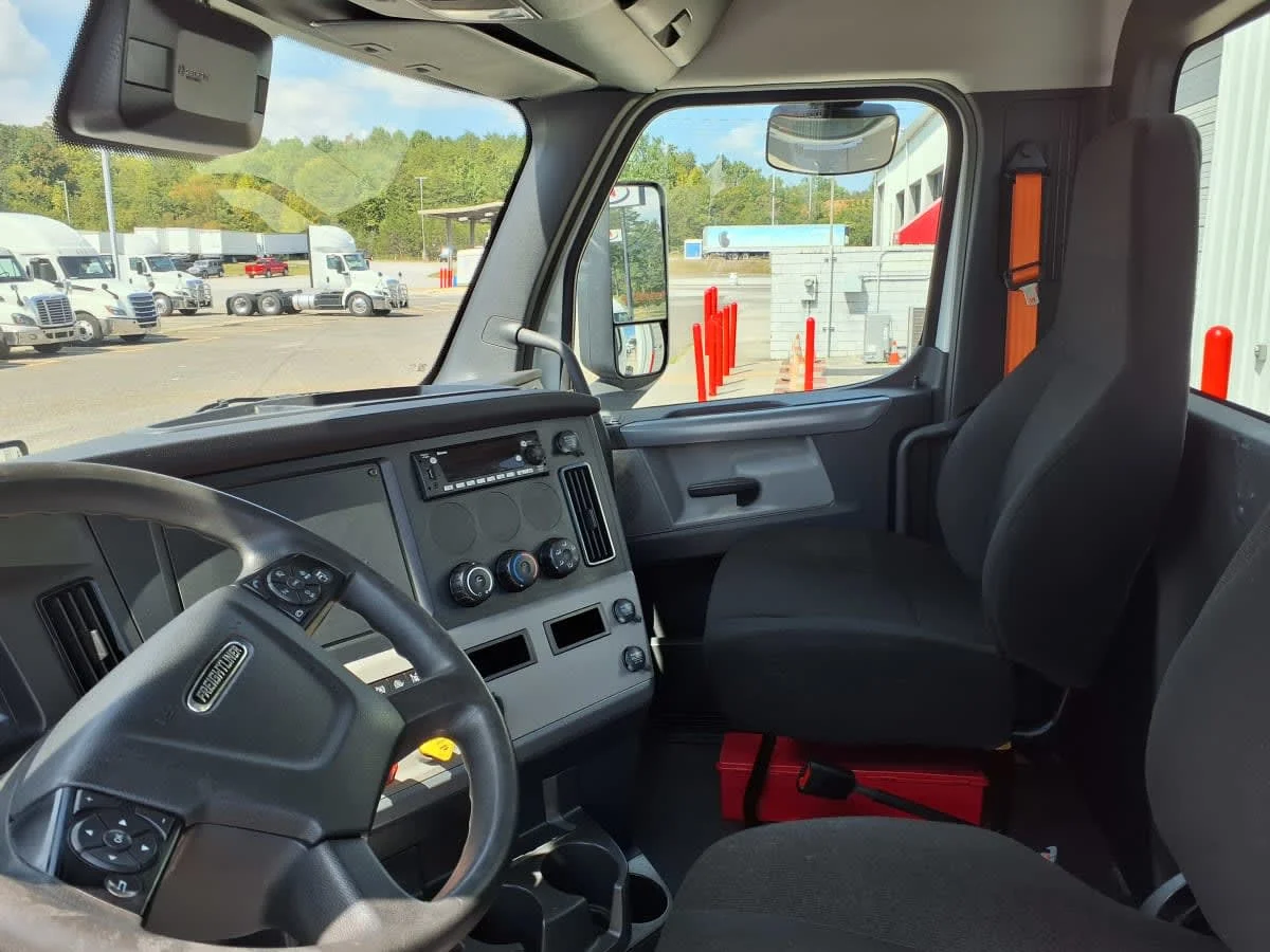 2022 Freightliner Cascadia in Knoxville, TN — photo 7